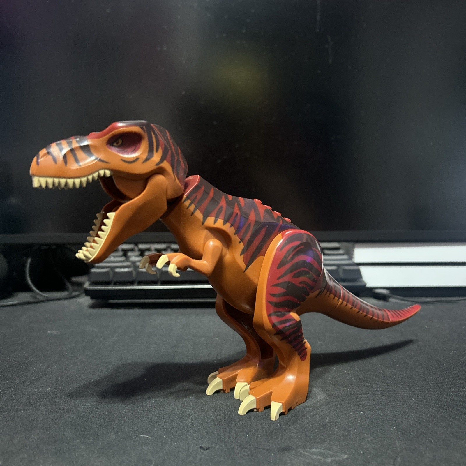 Dinosaur Tyrannosaurus Rex T-Rex with Dark Red Back Dino 5886 LEGO® Dinosaur