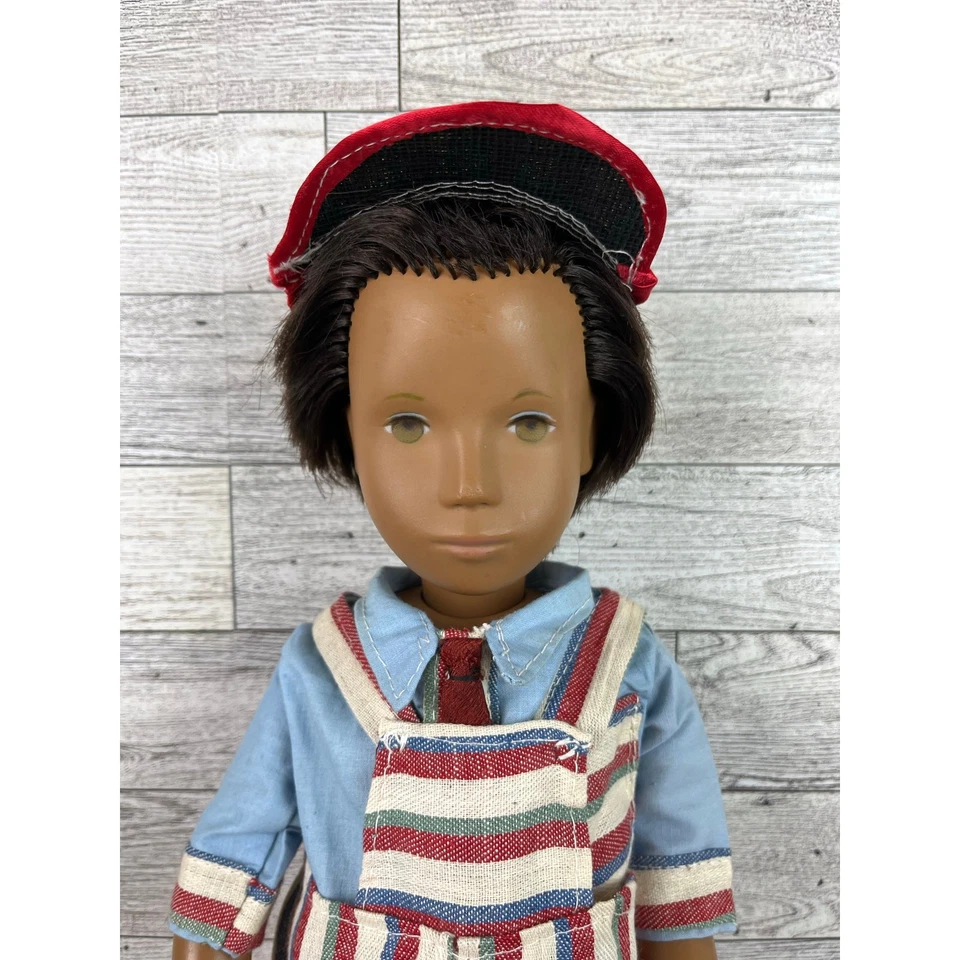 Sasha Vintage Cabello Marrón Ojo Verde ÚNICO Rojo Azul Traje de Tienda Vinilo Niño Muñeca Foto 2 de 4