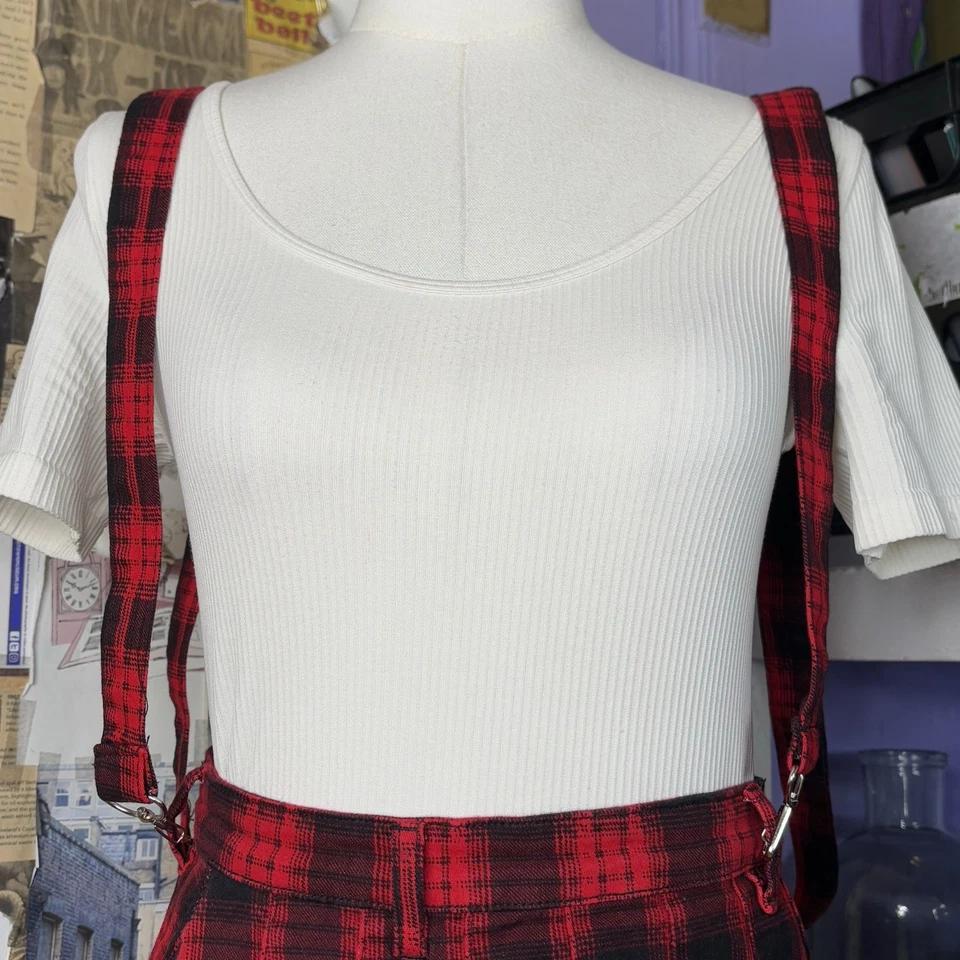 Falda con tirantes a cuadros roja y negra Foto 3 de 4