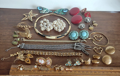 26 Pcs Costume Jewelry Lot Many Signed *Monet *Celebrity *Florenza *Eisenberg ++