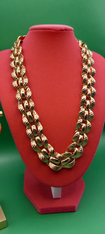 Cadena vintage firmada por Monet de doble eslabón tono dorado con pendientes de aro anchos Monet  Foto 3 de 4