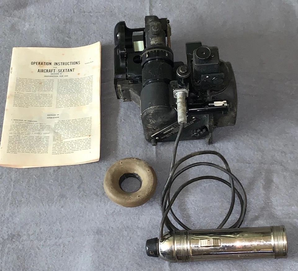 BENDIX WWII Airplane Sextant Bubble Type (With Alt. Averaging Device) AN-5851-1 - Image 3 of 4