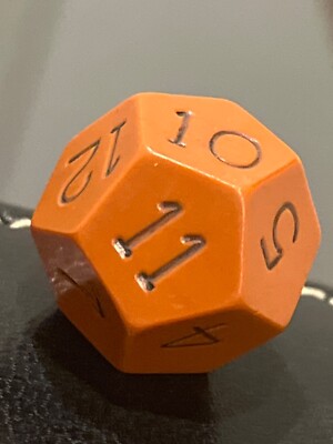 Early vintage UNKNOWN d12 reddish-brown w/ black rpg ad&d dice 120723@