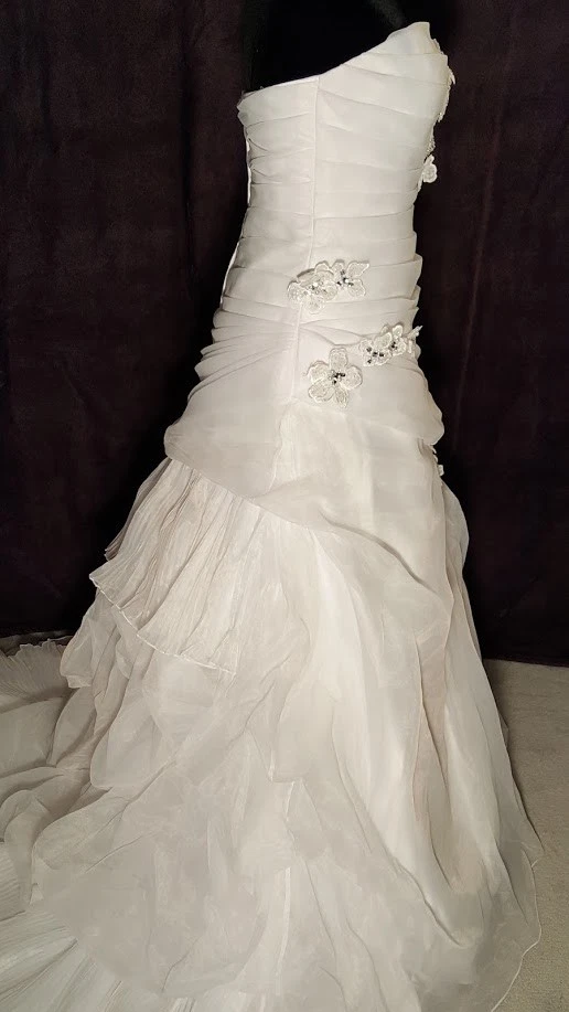 Vestido de novia blanco sin tirantes Moda Bella organza cristal plisado joya Mary's Foto 3 de 4