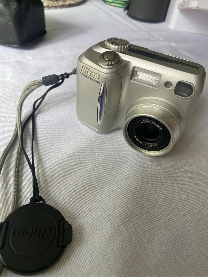 Nikon Coolpix 885 3.2MP Digital Camera Silver with Battery and Charger - Image 2 of 4