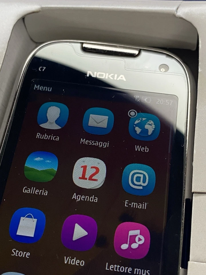 Smartphone Nokia C7 e navigatore da macchina vintage Nokia - Immagine 3 di 4