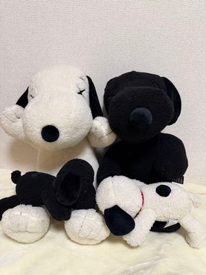 UNIQLO KAWS PEANUTS Snoopy Plüschtier-Set 4-teilig klein & mittel schwarz &...