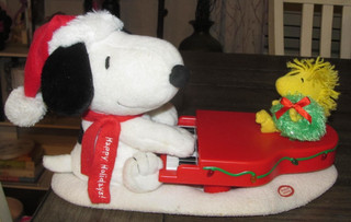 Hallmark Peanuts Swinging w/Snoopy/Woodstock Piano Christmas Music Lights Works