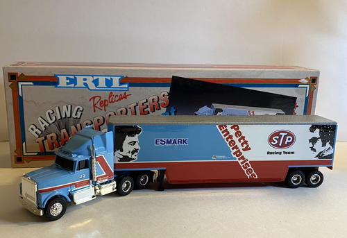 Ertl Racing Transporters Replicas Past & Present #43 STP Richard Petty 1:64 READ