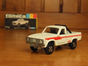 tomica toyota hilux