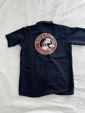 SIMPSONS MOE’S TAVERN Button Front Shirt Mens M Blue Drink up, Chumps!