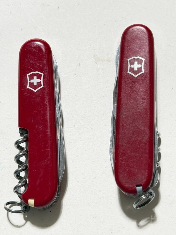 Lot of 2 Victorinox Swiss Army knives - Huntsman - Climber