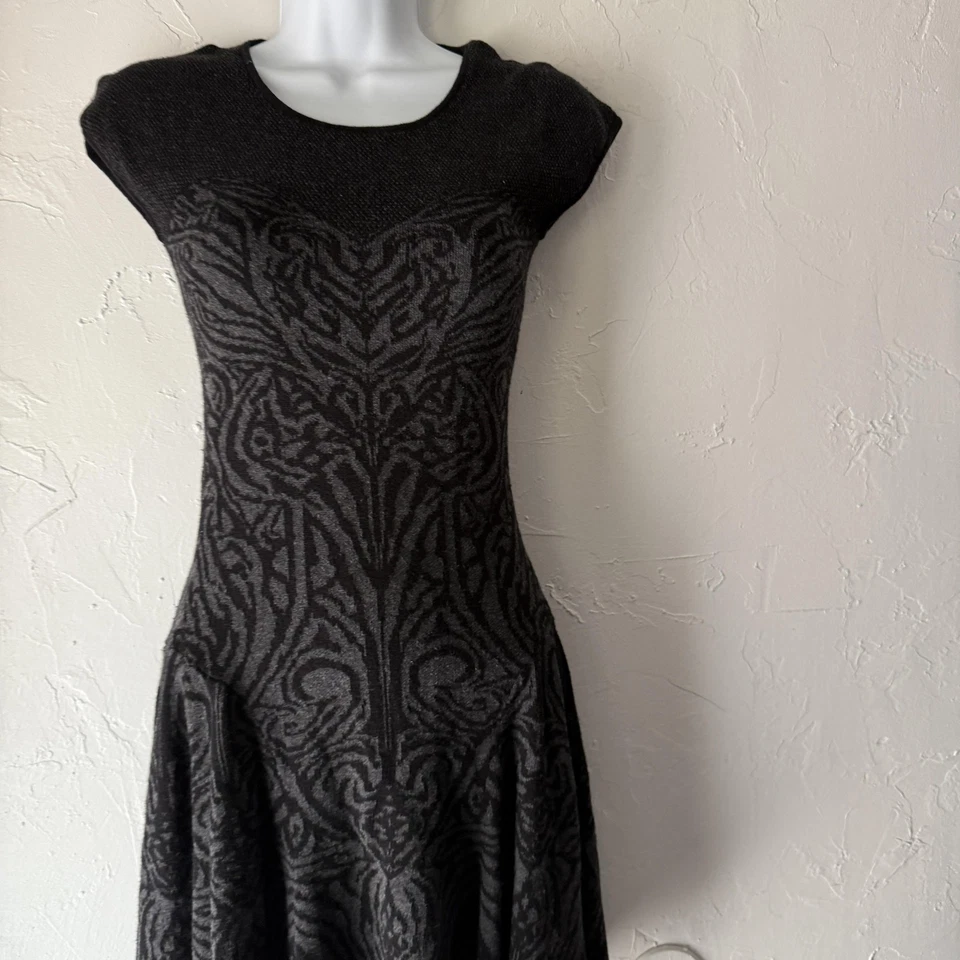 Vestido Max Studio Y2k XS Ajuste Acampanado Jacquard Manga Corta Tejido Patrón Cachicho Foto 2 de 4