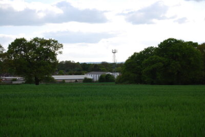Foto 6x4 Kommunikationsmast über ein Weizenfeld Billingshurst c2009
