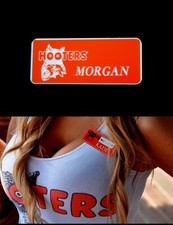 Broche étiquette nom uniforme fille Morgan Hooters revendeur casino barman jeu de rôle
