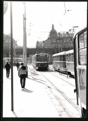 Fotografie Straßenbahn, Triebwagen der Linie 15 fährt in eine Haltestelle in Pr 