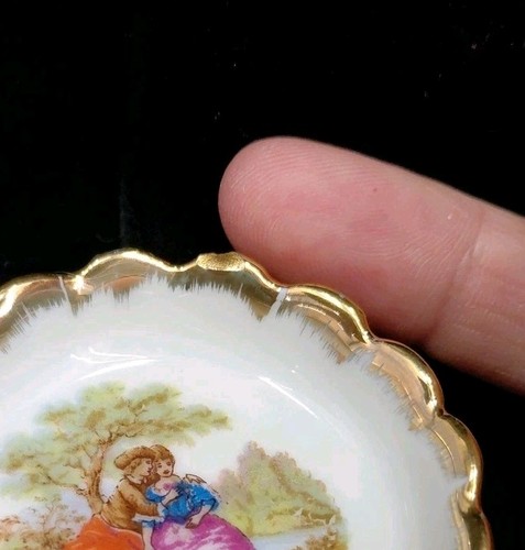 Anello piedistallo miniatura vintage piatto bordo oro dipinto a mano corteggiamento coppia Limoges FR - Foto 6 di 6