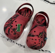 Crocs Kids Size 1 Red Black Marble Clogs w/ Minecraft Jibbitz Charms Creeper