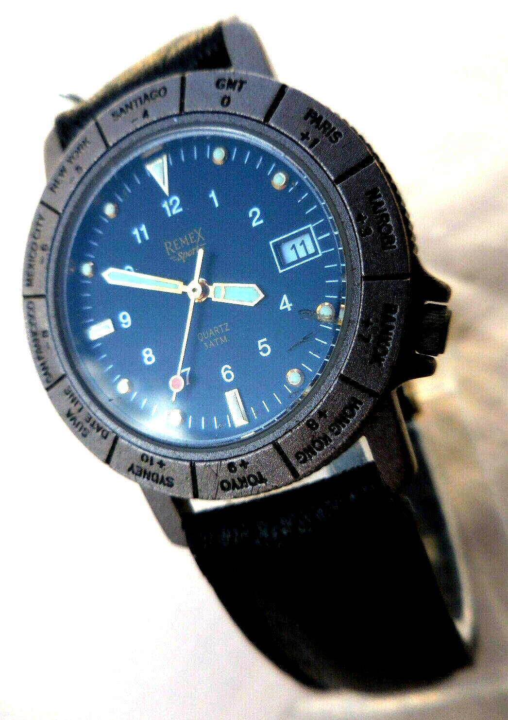 Montre Remex élégante pour grand voyageur avec lunette rotative et dateur automatique