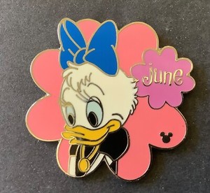DISNEY”s Daisy Duck’s niece June GLOBAL LANYARD SERIES 2005 pin, cast lanyard