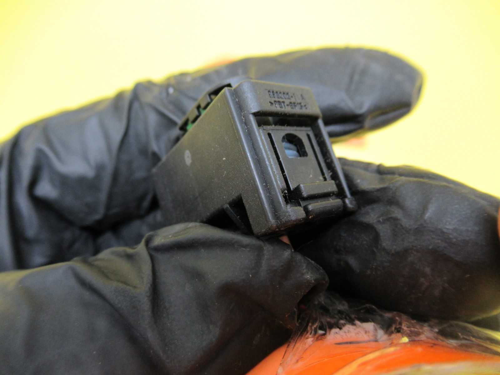 WIRE PLUG CONNECTOR OFF YAW RATE ABS BRAKE CONTROL BCM COMPUTER ECM ECU SAAB 9-3