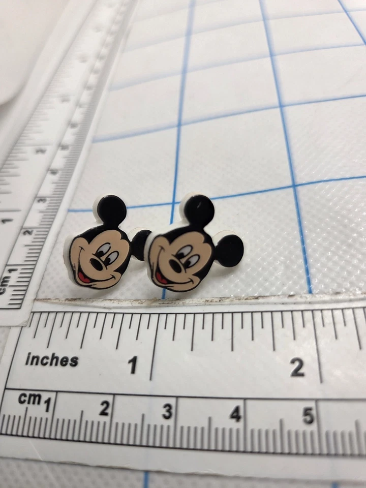 Aretes de plástico con tachuelas de metal de Mickey Mouse de colección Foto 3 de 4