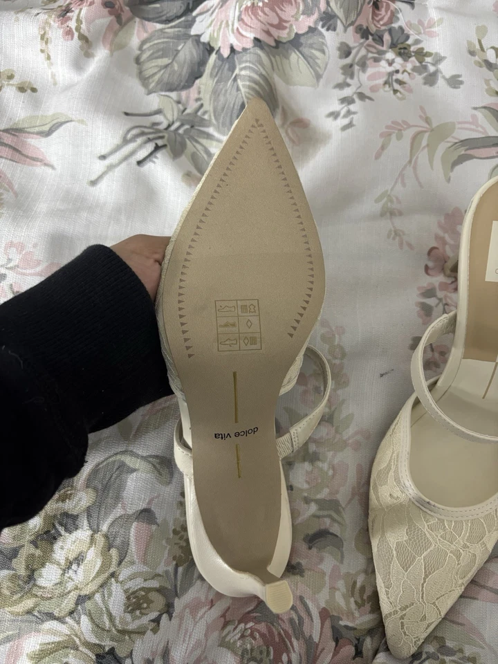 Zapatos de salón Dolce Vita blancos de encaje Foto 3 de 3