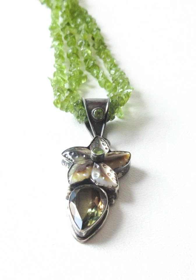 Peridot Chip Strand 项链带大号纯银贝壳花卉吊坠 — 第 4/4 张图片