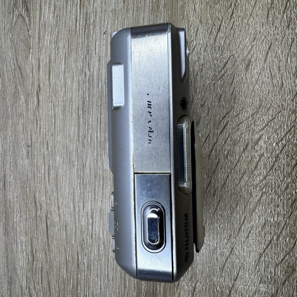 Cámara digital compacta Fujifilm FinePix A340 4,0 MP 3X plateada/enciende Foto 3 de 4