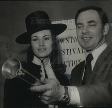1971 Press Photo Mack Lofton & Jean Williamson, Preview of International Fair