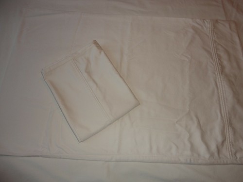 2 Discontinued Sam's Club-Queen Size 100% Cotton Pillow Cases Cream Color - Picture 1 of 3