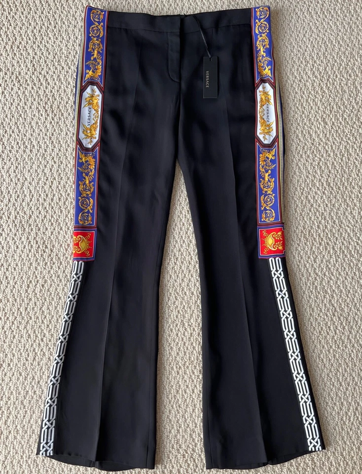 NUEVO CON ETIQUETAS VERSACE Pillow Talk Logo Borde Barroco Acampanado Pierna Pantalones Pantalones 44 EE. UU. 8 $1600