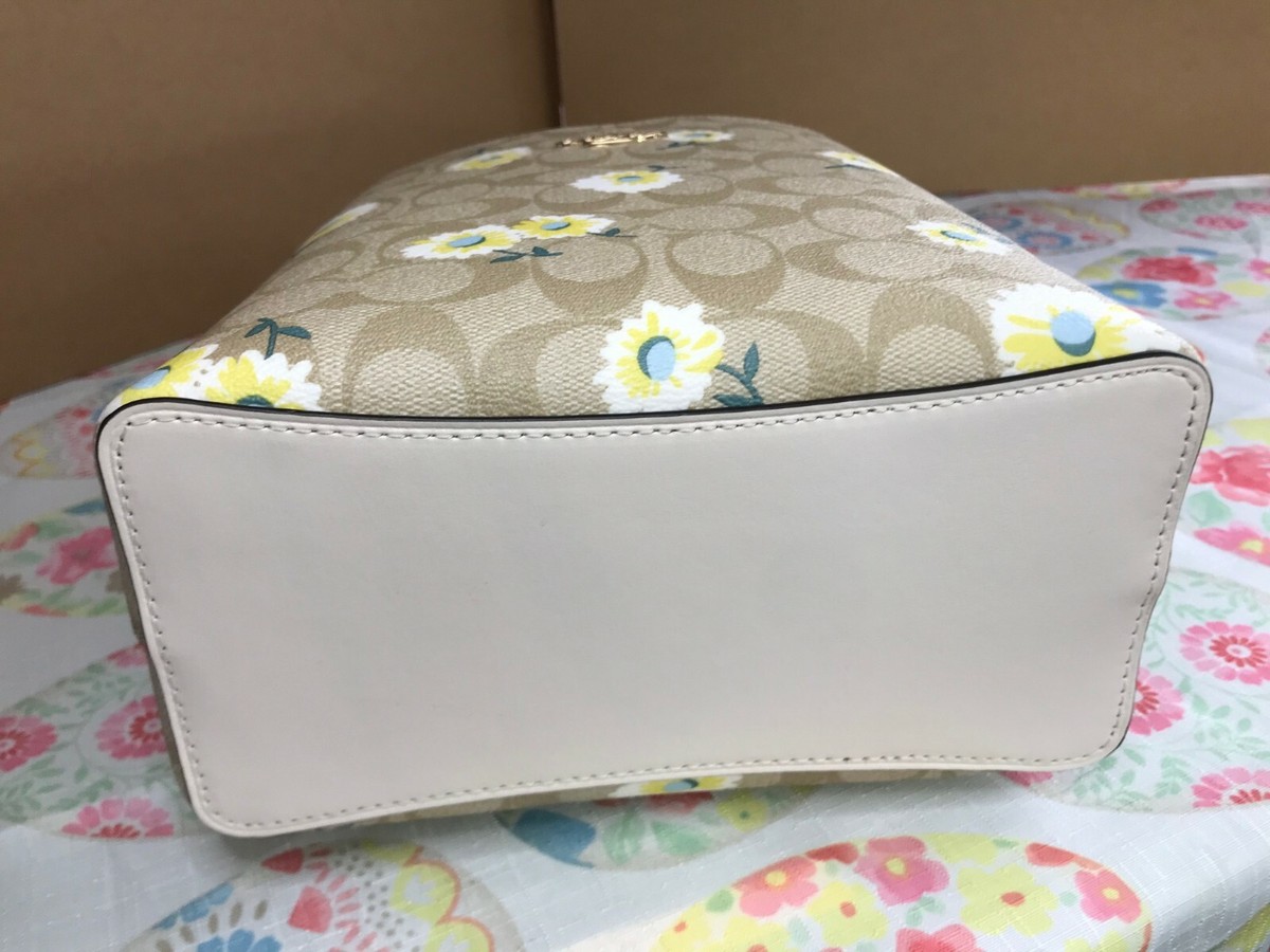 ショルダーバッグ・ポシェット Small Town Bucket Bag In Signature Canvas With Daisy Print s-l400.jpg