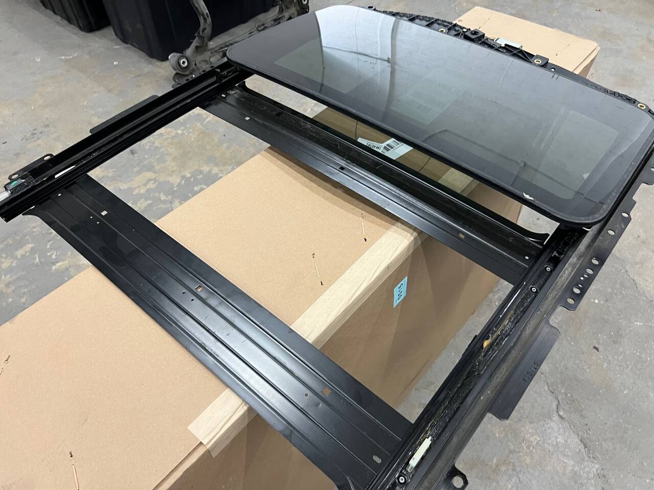 Maserati Ghibli Sunroof assembly P/N 06700258510