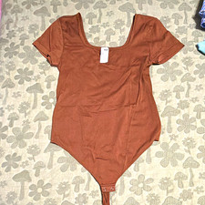 SO Women s Solid Brown Bodysuit Size S Short Sleeve Scoop Neck Snap Stretch