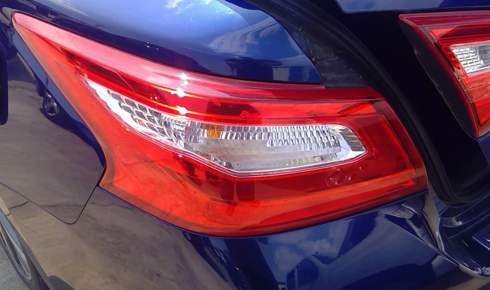 Nissan Altima 2016 2017 luz trasera del conductor cuarto de panel montado lámpara de freno Foto 2 de 4