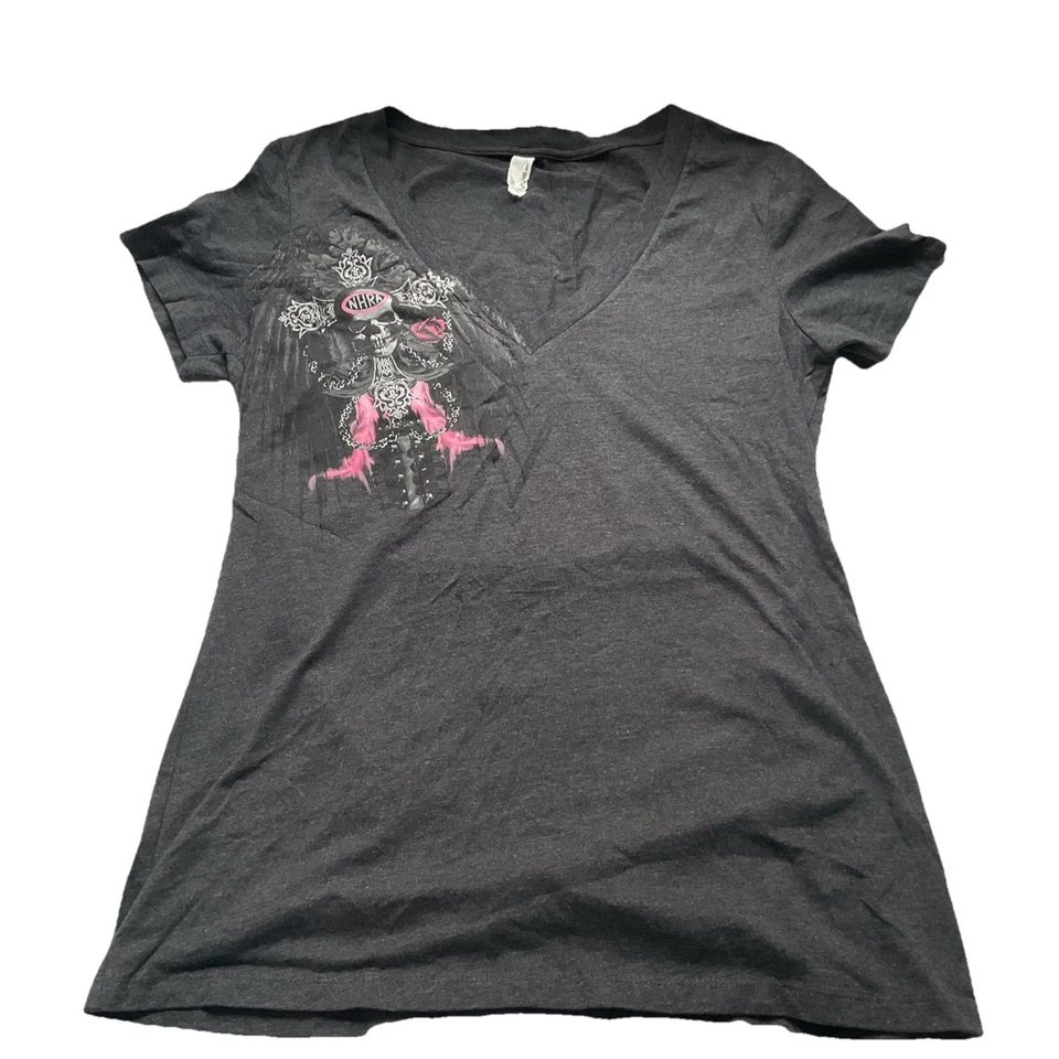 Camiseta feminina NHRA gola V, rosa/cinza, tamanho Next Level XL. Camiseta de corrida, fofa - Imagem 4 de 4