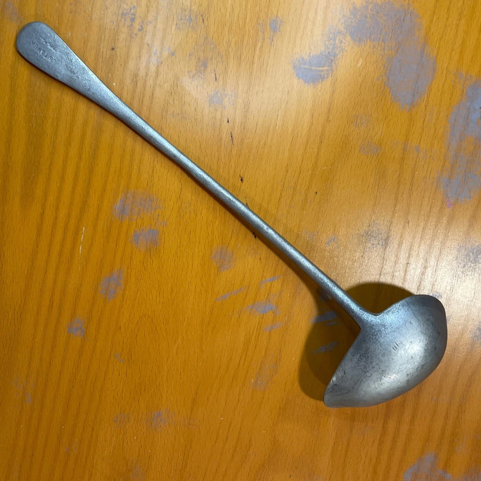 Utensilio para servir vintage Pewtarex York Pa EE. UU. de metal fundido de 13 pulgadas con cucharón Foto 4 de 4
