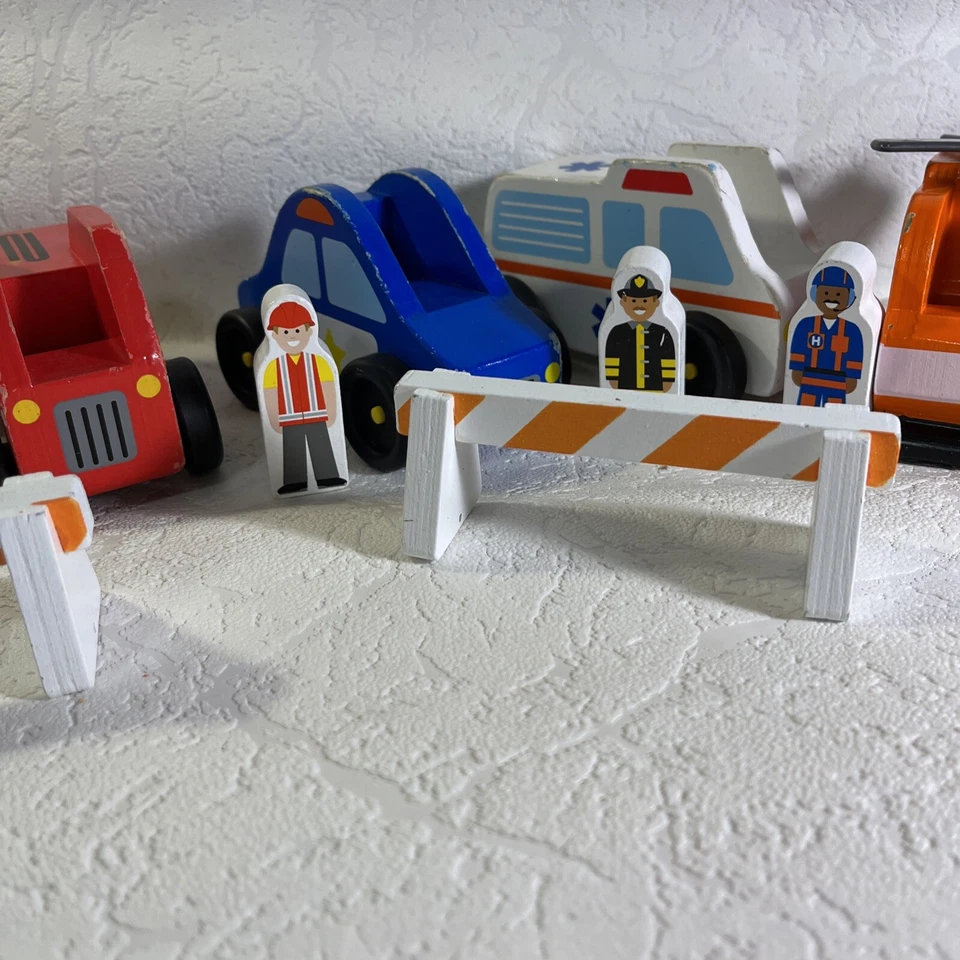 Деревянный игровой набор Melissa & Doug детская игрушка пожарный полицейский вертолет грузовики люди - Изображение 3 из 4