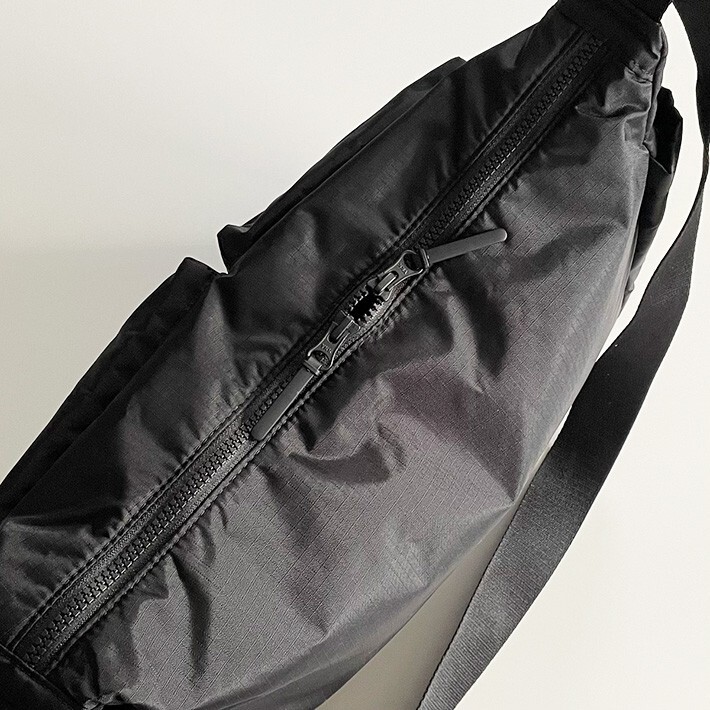 UNIQLO Multi-pocket shoulder bag Water repellent Nylon UNIQLO Multi-pocket shoulder bag Water repellent Nylon