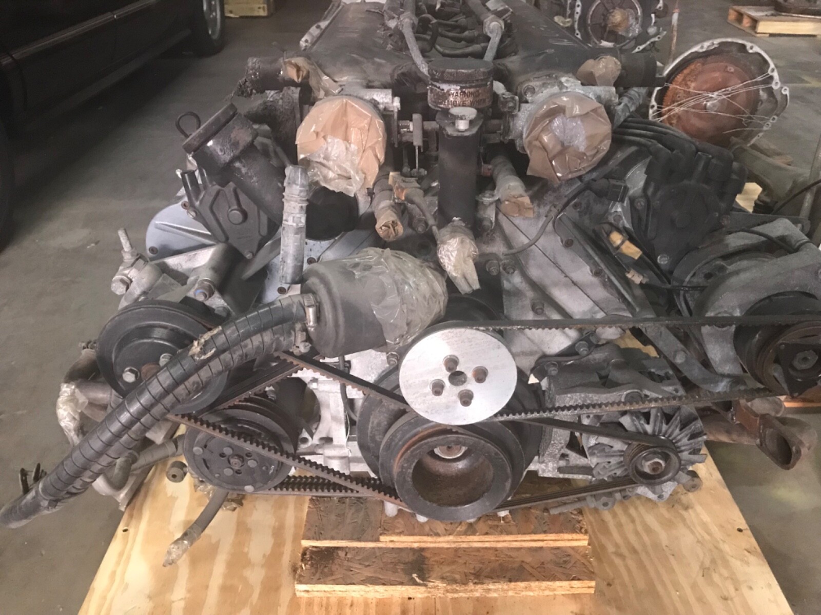Aston Martin V8  1990 to 2000 -Aluminum- 32 valve = Complete with Accessories