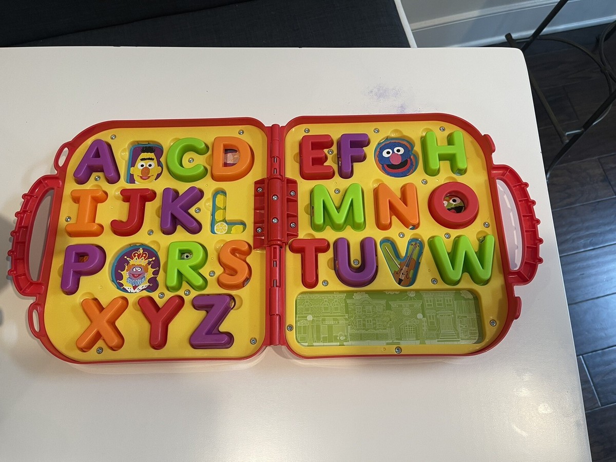その他 Sesame Street Elmo&#39;s On the Go Letters by Sesame Street Playskool Friends Sesame Street Elmo's Alphabet Learning