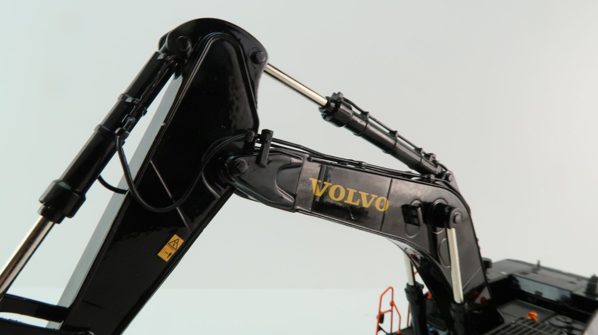 WSI 64-2013 Large Volvo EC 950 F Tracked Excavator Limited Black