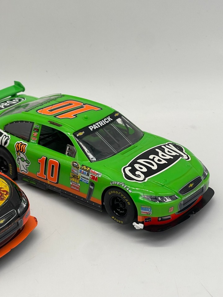 SCX Nascar Super Speedway 1:32 Slot Car Set Danica Patrick Tony Stewart ...