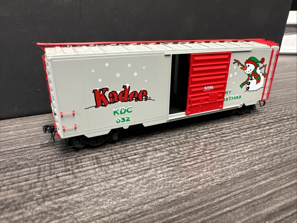Kadee Cars HO Scale #6932 40’ PS-1 8’ Door KDC 032 Christmas  NIB - Image 3 of 3