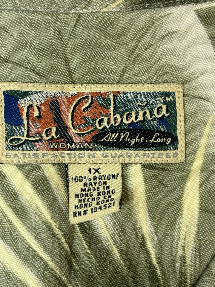 Top delantero con botones La Cabana para mujer 1X verde estampado tropical hawaiano manga corta Foto 3 de 4