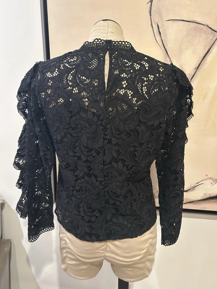 Blusa Express negra, de encaje, con cami incorporada y manga con volantes. Talla S. Foto 2 de 4