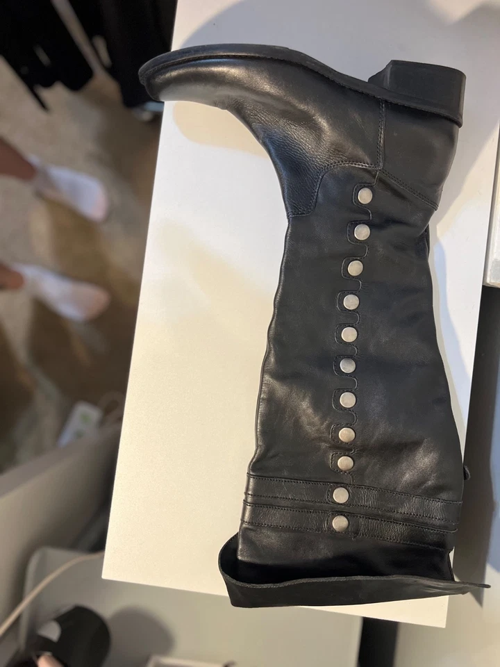 Botas de montar de cuero mate hasta la rodilla plateadas con botones a presión plegables puño 10 M Foto 2 de 4