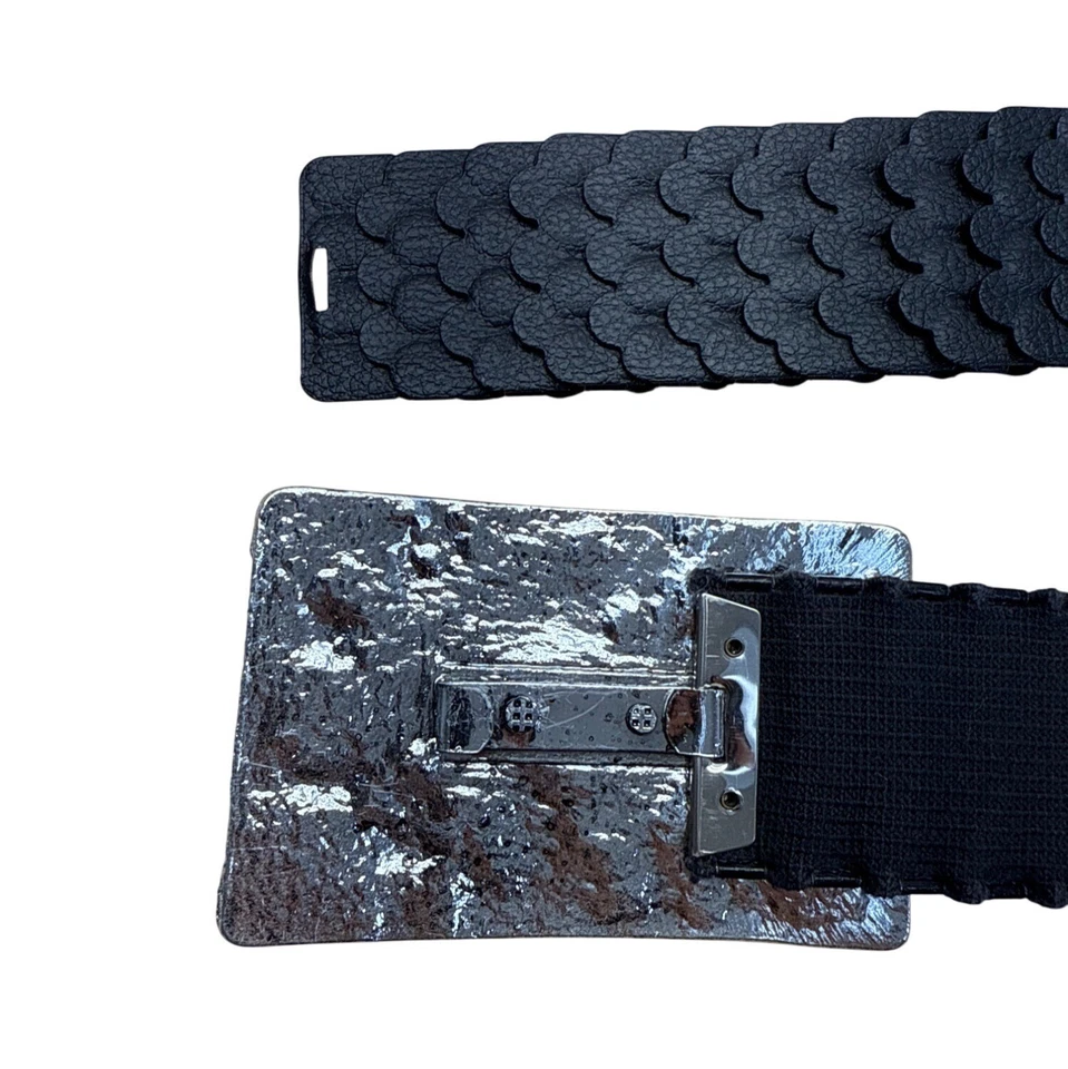 Винтажный эластичный черный пояс с серебряной пряжкой с зубчатым узором из искусственной кожи - Изображение 2 из 4