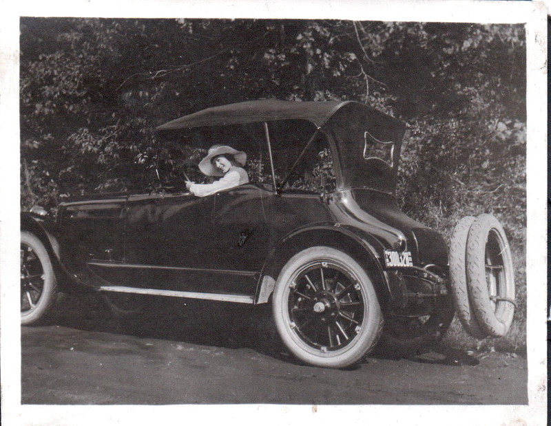 VINTAGE PHOTOGRAPH GIRLS STUDEBAKER CAR HAT FASHION MINNEAPOLIS MINNESOTA PHOTO